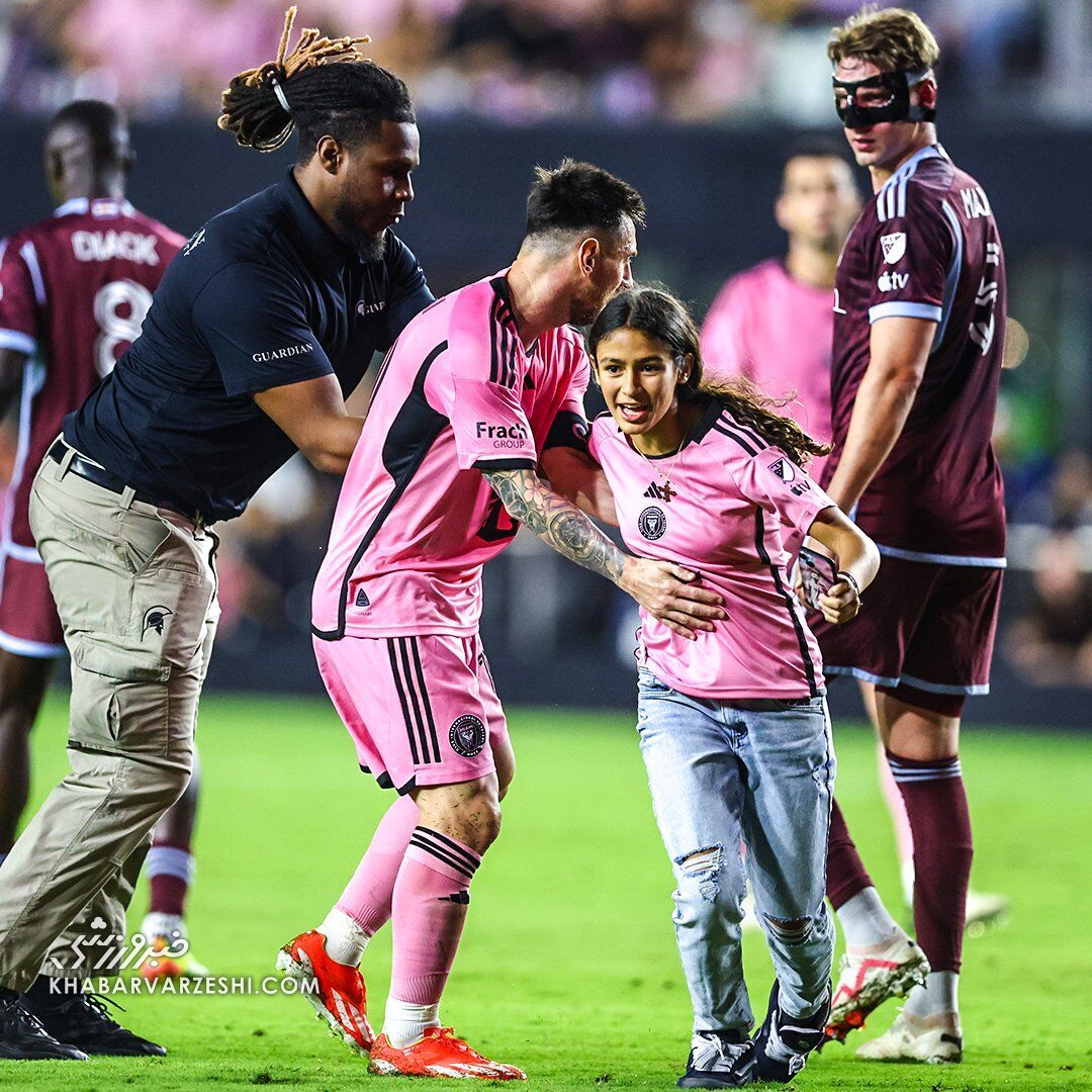 عکس| فرار جیمی جامپ دختر برای دیدن مسی از دست نیروهای امنیتی عکس| فرار جیمی جامپ دختر برای دیدن مسی از دست نیروهای امنیتی