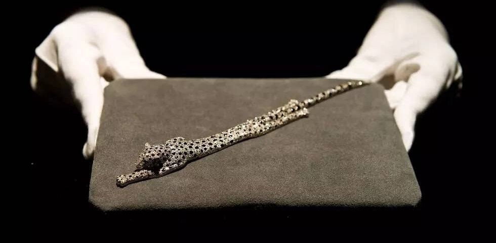 عکس| گران‌قیمت‌ترین دستبند الماس و زمرد با طراحی پلنگ به ارزش ۸۰۰ میلیارد تومان!