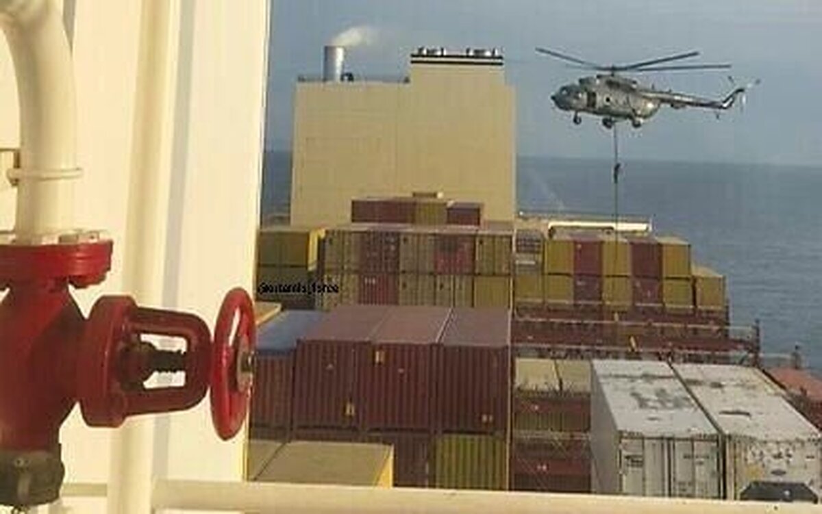 عکس| اولین تصویر از لحظه هلی‌برن تکاوران نیروی دریایی سپاه هنگام توقیف کشتی اسرائیلی