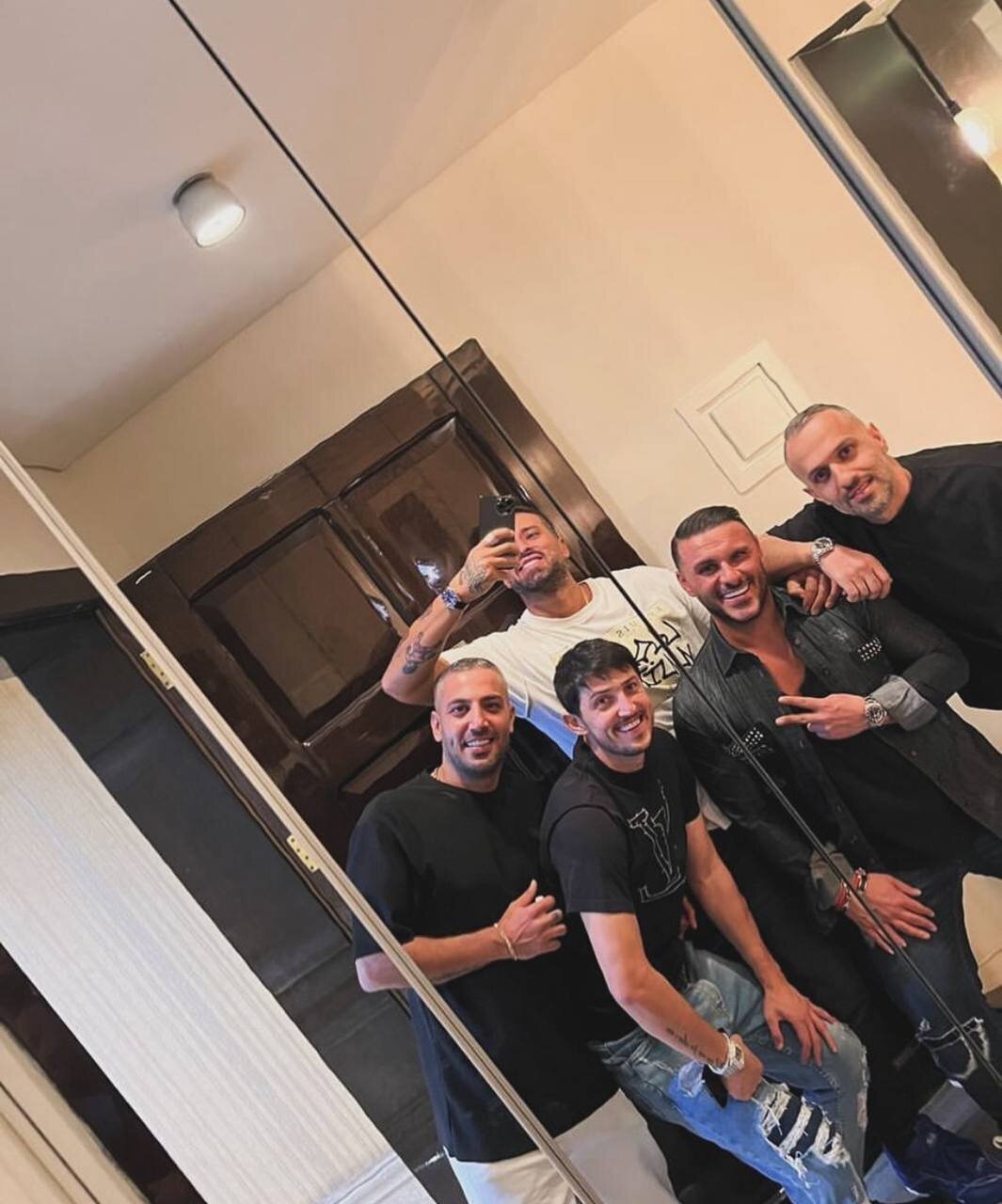 عکس| دورهمی سردار آزمون در کنار رفیق صمیمی تتلو عکس| دورهمی سردار آزمون در کنار رفیق صمیمی تتلو