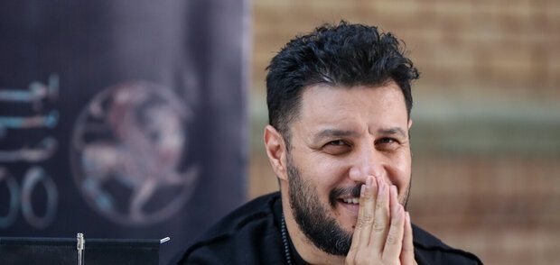 عکس| جواد عزتی در پشت‌صحنه «زخم کاری 3»