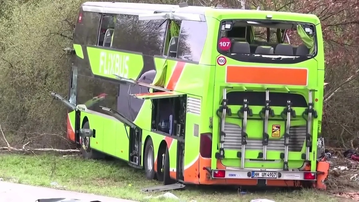 فیلم| حادثه مرگبار برای یک اتوبوس مسافربری در آلمان