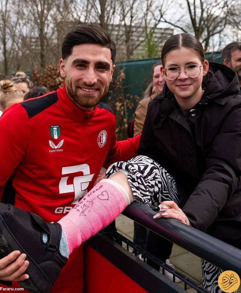 عکس| یادگاری عجیب علیرضا جهانبخش روی پای دختر هلندی!