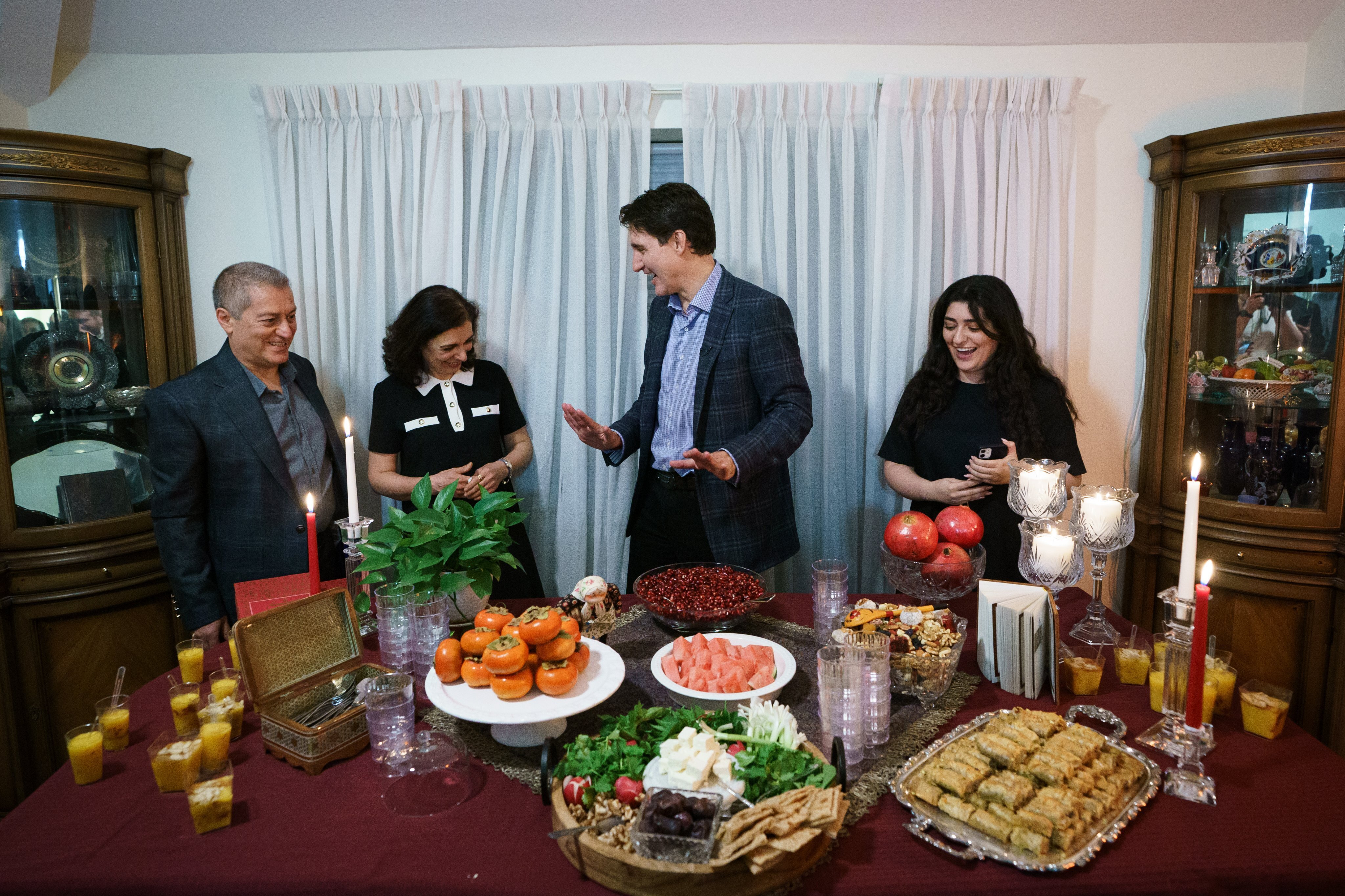 عکس/ جاستین ترودو در کنار یک خانواده ایرانی در شب یلدا