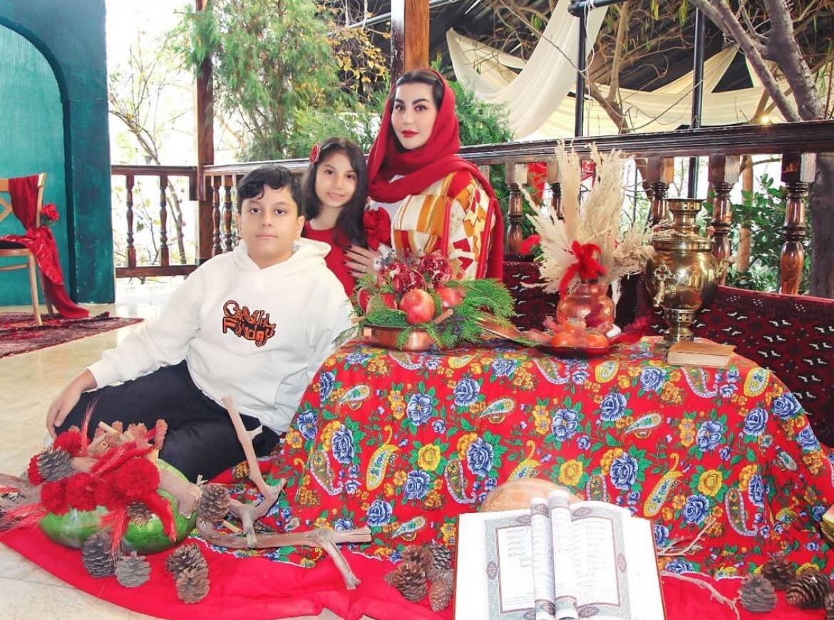 عکس/ همسر علیرضا بیرانوند از سفره شب یلدا در کنار فرزندانش