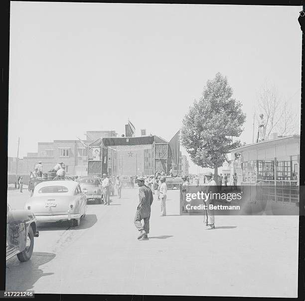 عکس/ خودروی محمدرضا شاه در بازگشت به تهران و برپایی «طاق نصرت»