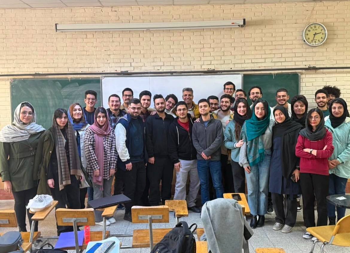 عکس/ عادل فردوسی‌پور و شاگردانش در دانشگاه صنعتی شریف
