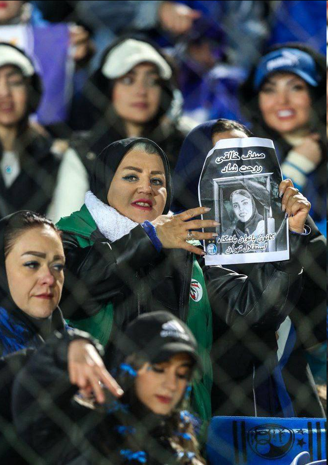 عکس/ یاد یک پرسپولیسی در بین هواداران استقلال عکس/ یاد یک پرسپولیسی در بین هواداران استقلال