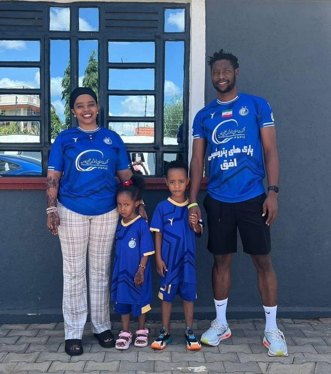 عکس/ جشن گلزنی به سبک الماس سیاه استقلال؛ لباس آبی‌ها بر تن همسر و دو فرزند مسعود جوما