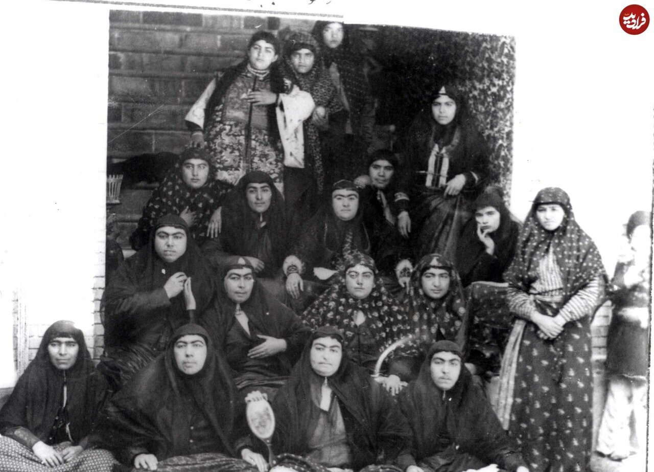 عکس دسته جمعی زنان حرمسرای ناصرالدین شاه قاجار سال ۱۲۶۹