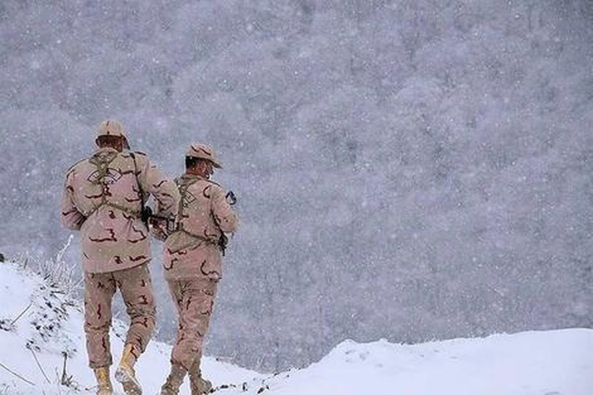 عکس/ یخ زدن مرزبان جوان در سرمای منفی ۱۸ درجه