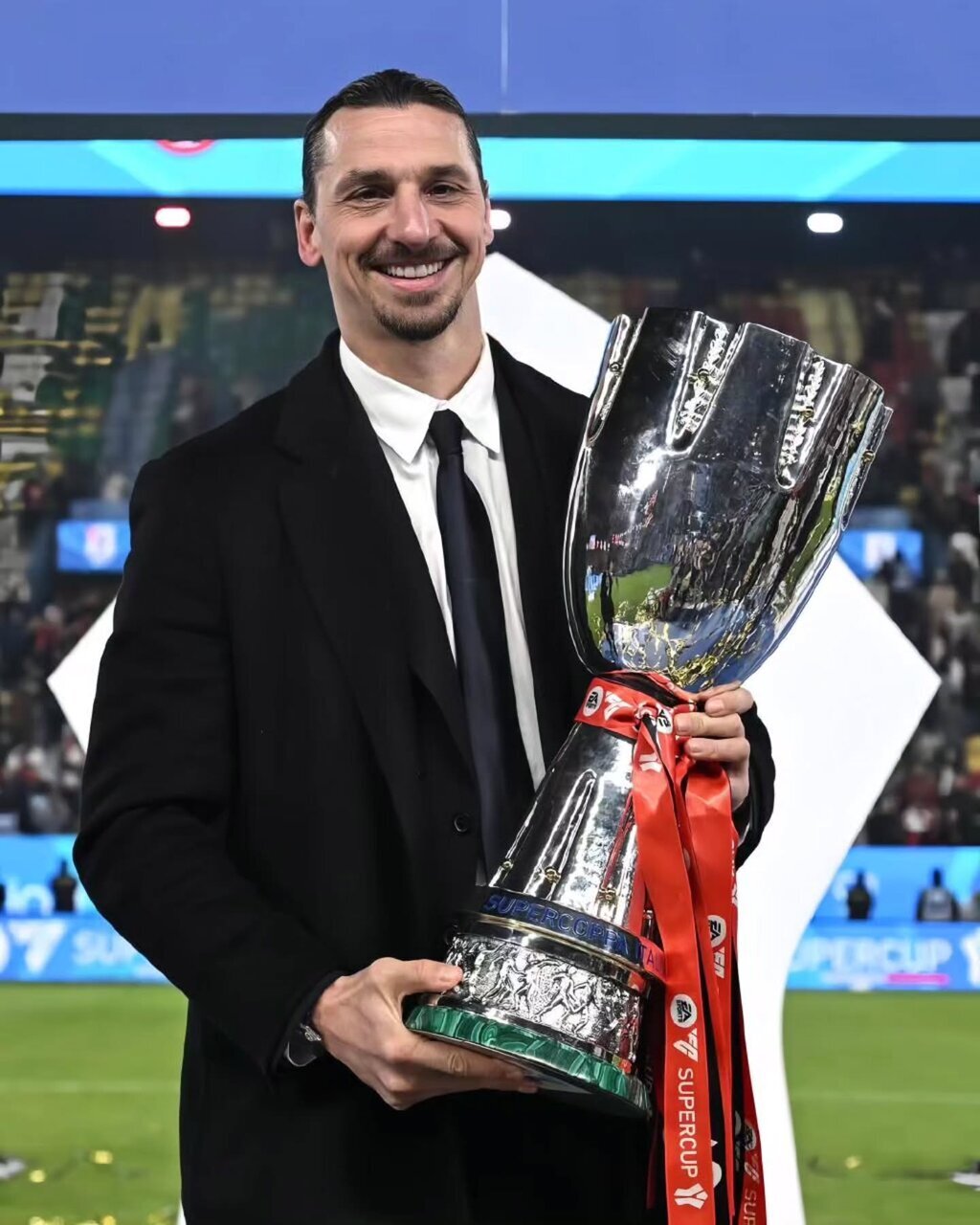 عکس/ ژست فاتحانه زلاتان با جایزهای که برای طارمی بود! عکس/ ژست فاتحانه زلاتان با جایزهای که برای طارمی بود!