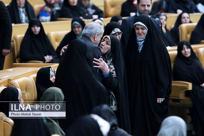 عکس/ پزشکان امروز در یک مهمانی زنی را می بوسند