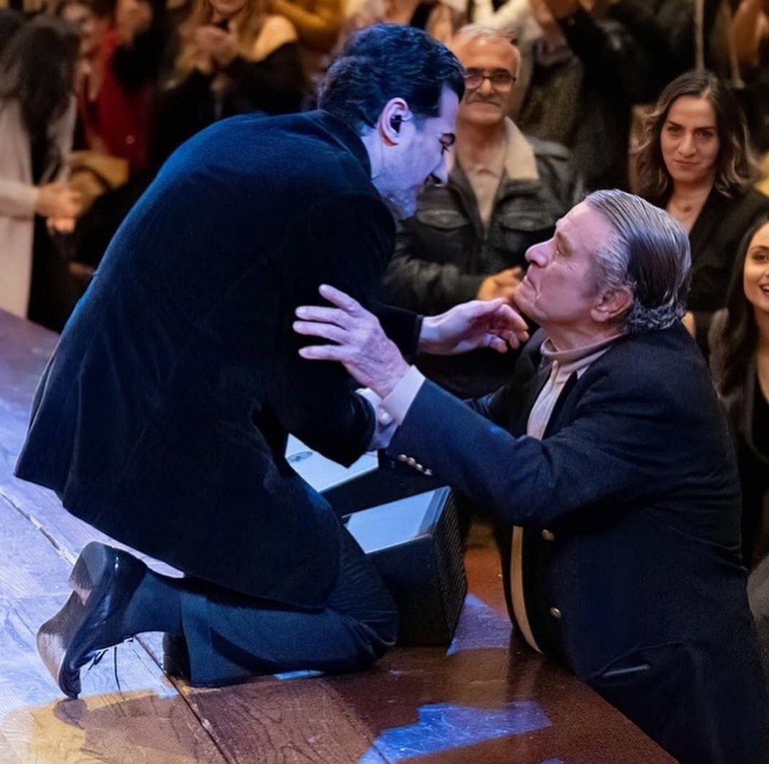 عکس/همایون شجریان مقابل بهروز وثوقی زانو زد