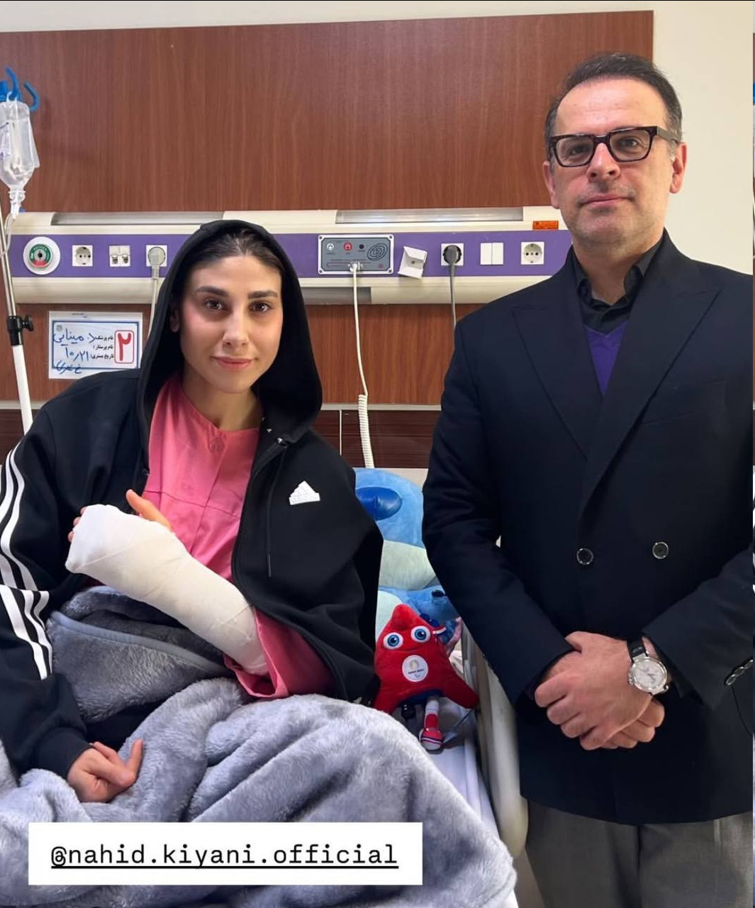 عکس/تصویری دیگر از ناهید کیانی با دست شکسته! عکس/تصویری دیگر از ناهید کیانی با دست شکسته!