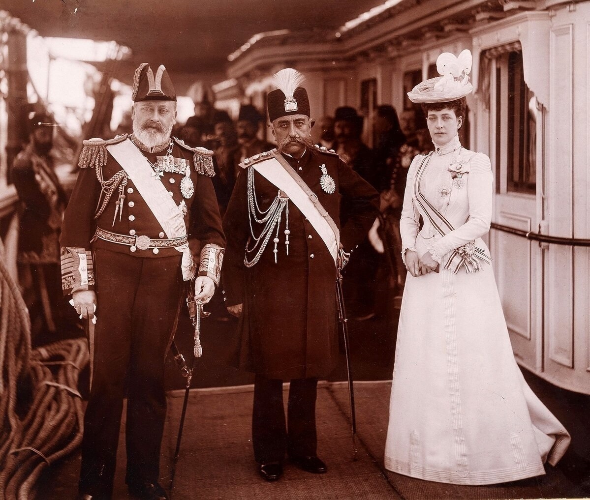 عکس/ سال ۱۲۸۱؛ شاه قاجار با همسر و دختر پادشاه انگلستان در دریا