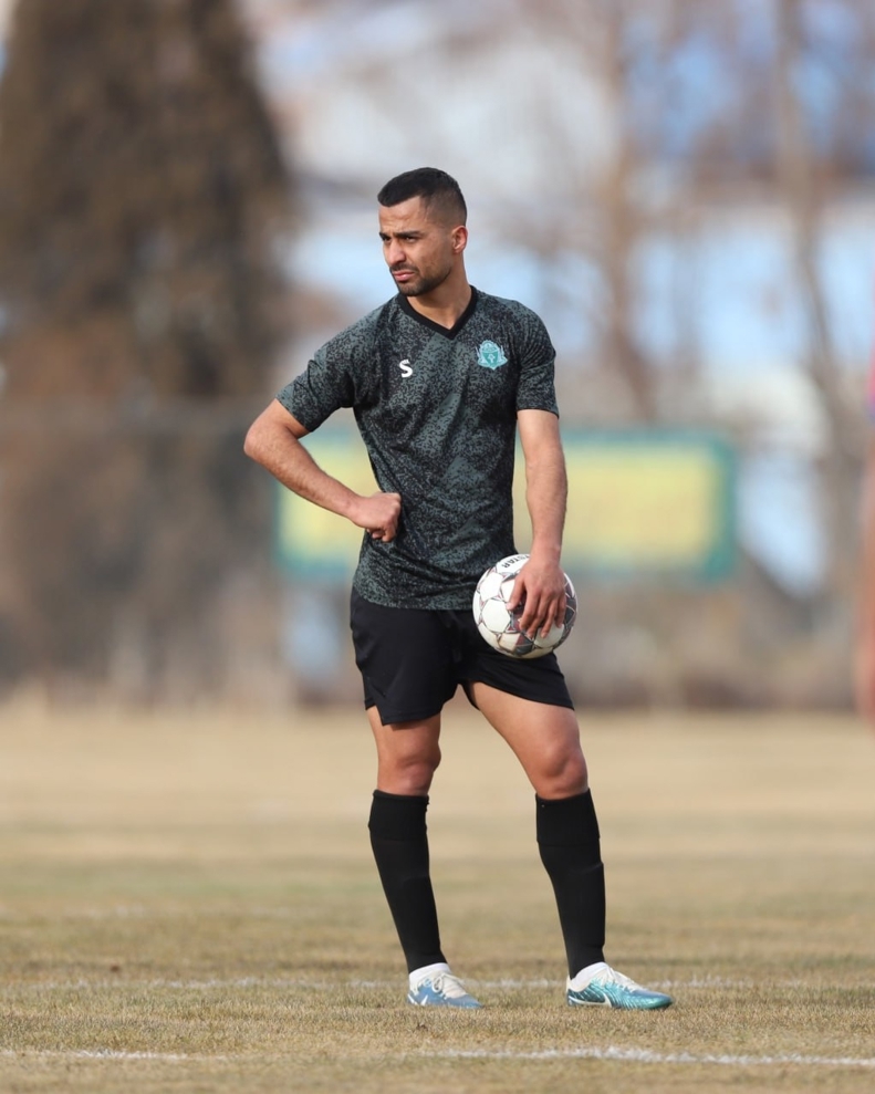 عکس/ عارف در تعطیلات هم گل می‌زند!