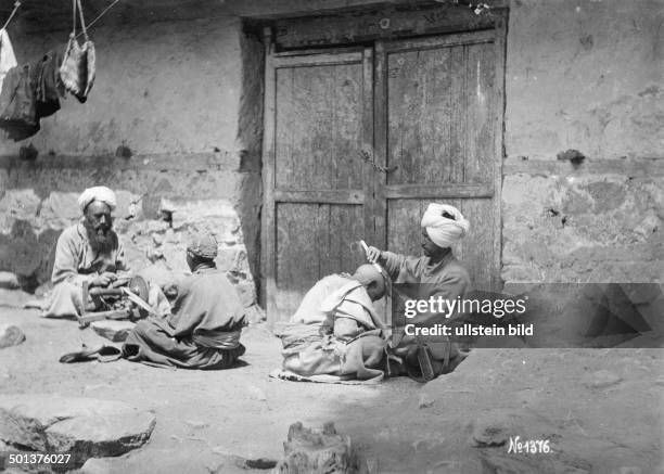 عکس/ بین ۱۲۸۹ تا ۱۲۹۹ شمسی؛ سلمانی در خیابانی در ایران