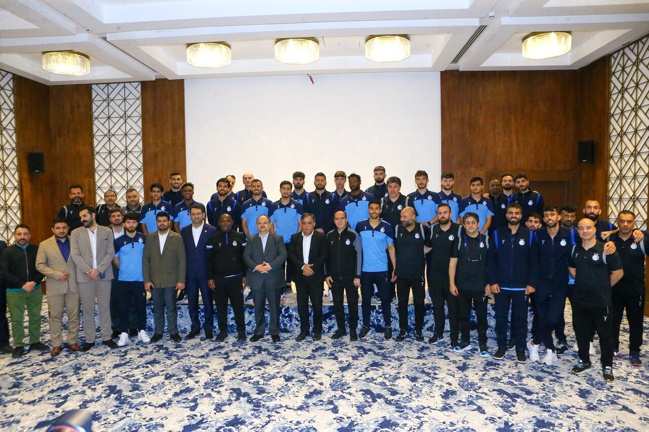 عکس/ ملاقات مدیرعامل هولدینگ خلیج فارس با استقلالیها عکس/ ملاقات مدیرعامل هولدینگ خلیج فارس با استقلالیها