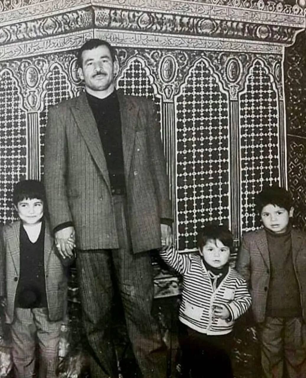 تصویری قدیمی از علی دایی کنار پدرش