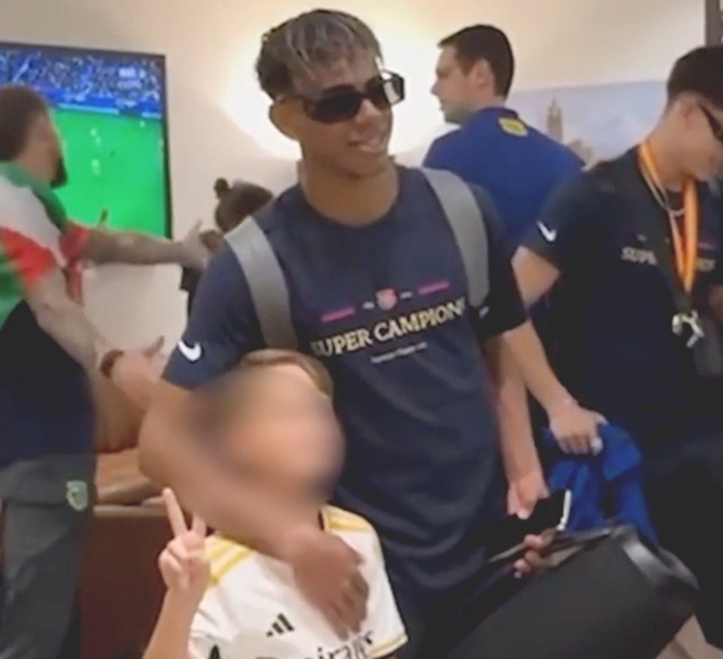 عکس/ رفتار جالب یامال: پوشاندن لوگوی رئال! عکس/ رفتار جالب یامال: پوشاندن لوگوی رئال!