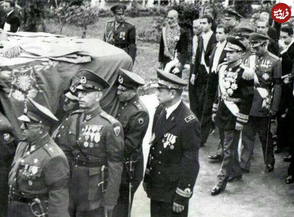 عکس/ «محمدرضا شاه» در مراسم تشییع جنازۀ «رضاخان»