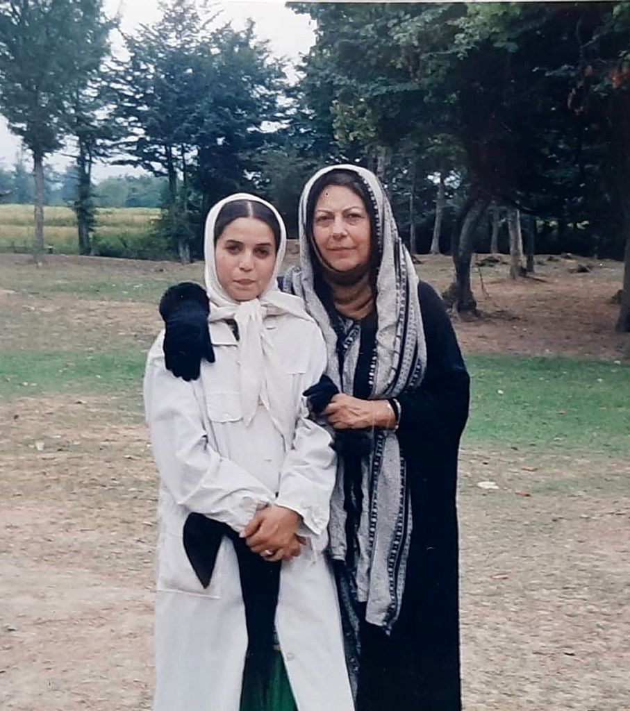 عکس/ «ثریا قاسمی و اکرم مهدوی» در پشت صحنه سریال آوازی در مه؛ سال ۸۰