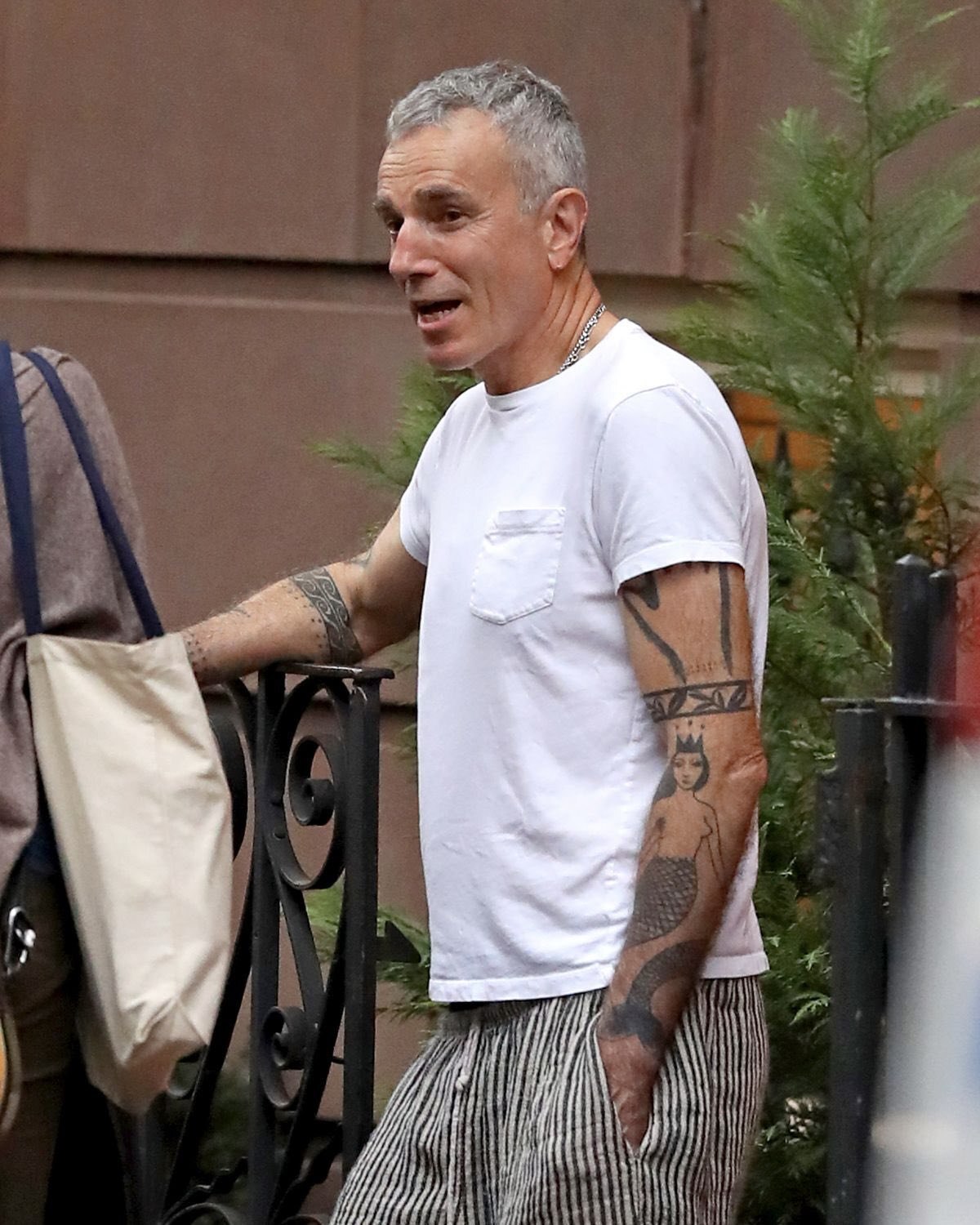 عکس/ تتو دنیل دی‌لوئیس ستاره هالیوود جنجالی شد