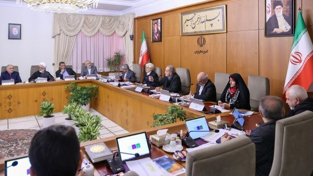 دستور پزشکیان درباره بنزین، گازوئیل، توزیع کالابرگ و مطالبان بازنشستگان و پرستاران