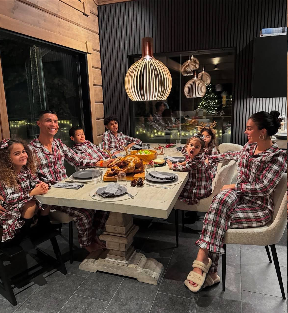 عکس/ رونالدو و جورجینا با پیژامه‌های ایرانی در فنلاند!