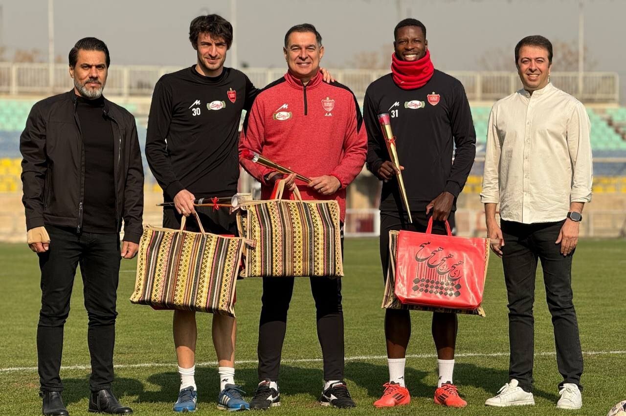 عکس/هدیه به خارجی‌های پرسپولیس؛ کریسمس مبارک!