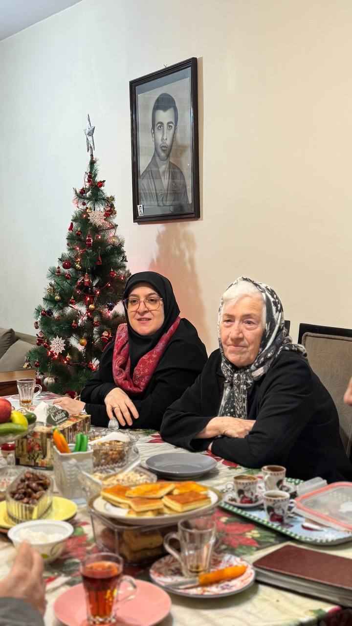 عکس/ فاطمه مهاجرانی کنار درخت کریسمس با مادر اولین شهید ارامنه