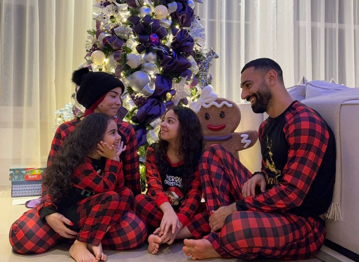 عکس/ محمد صلاح و جشن گرفتن کریسمس در کنار همسر و فرزندان