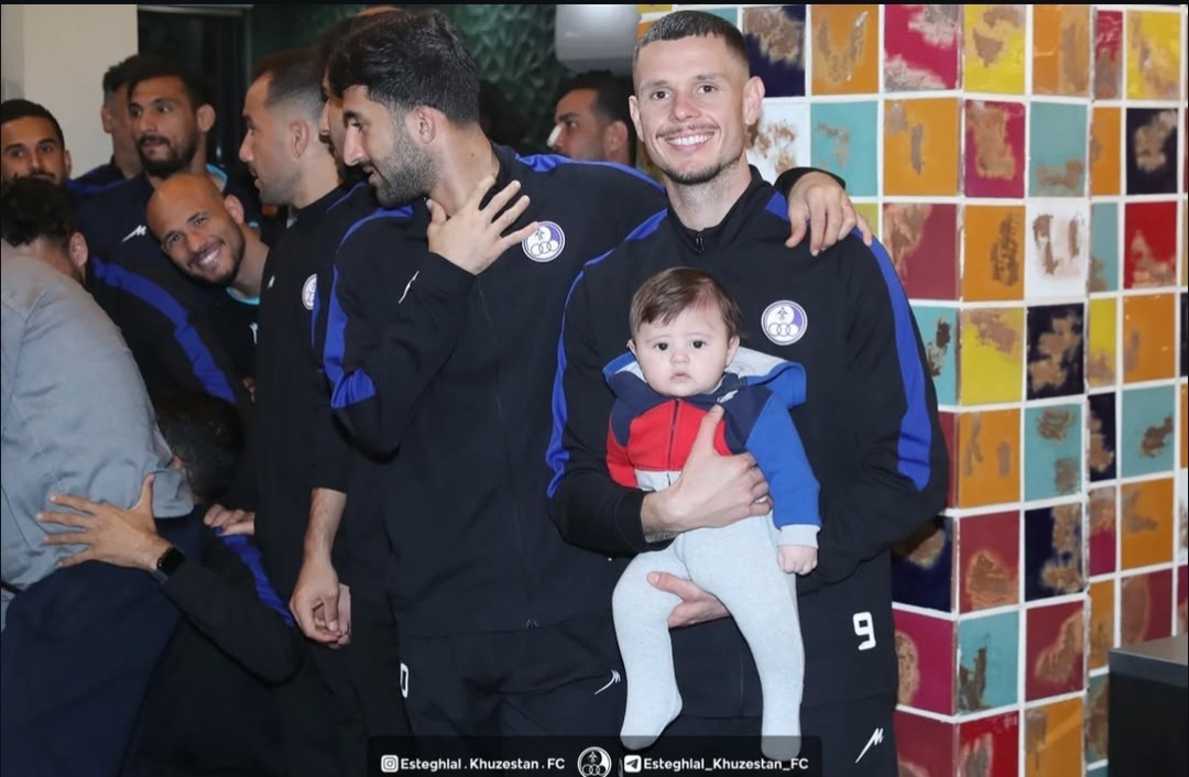 عکس/ کاینا نونس و فرزندش در جشن کریسمس باشگاه استقلال خوزستان عکس/ کاینا نونس و فرزندش در جشن کریسمس باشگاه استقلال خوزستان