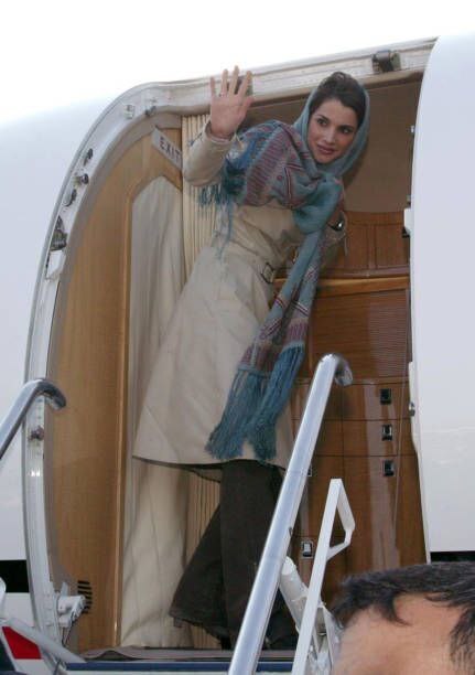 عکس/ملکه اردن در بازگشت از ملاقات با خانواده‌های قربانیان زلزله بم