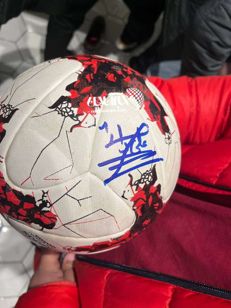 عکس/ امضای علی دایی روی توپ مسابقه دوستانه