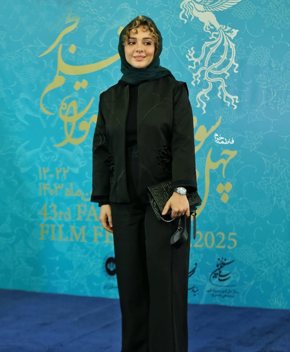 عکس/ پوشش شیک المیرا دهقانی در افتتاحیه جشنواره فجر