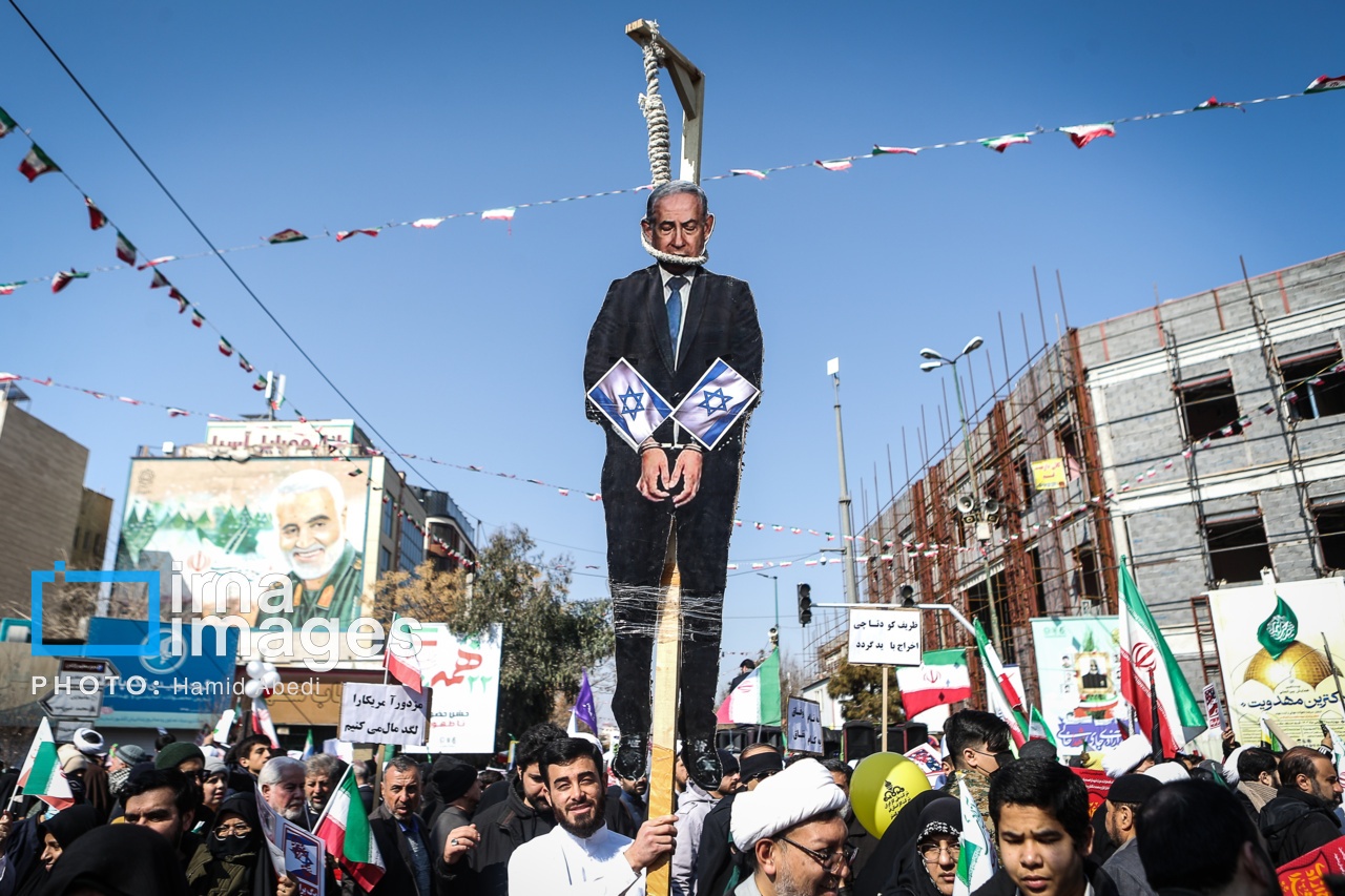 نتانیاهو در میدان انقلاب تهران بازداشت شد + عکس