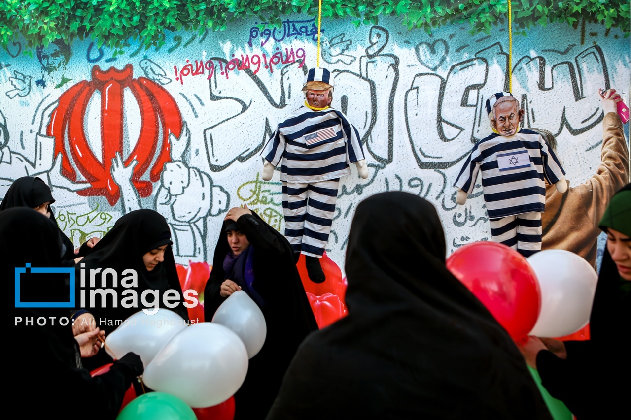 نتانیاهو در میدان انقلاب تهران بازداشت شد + عکس