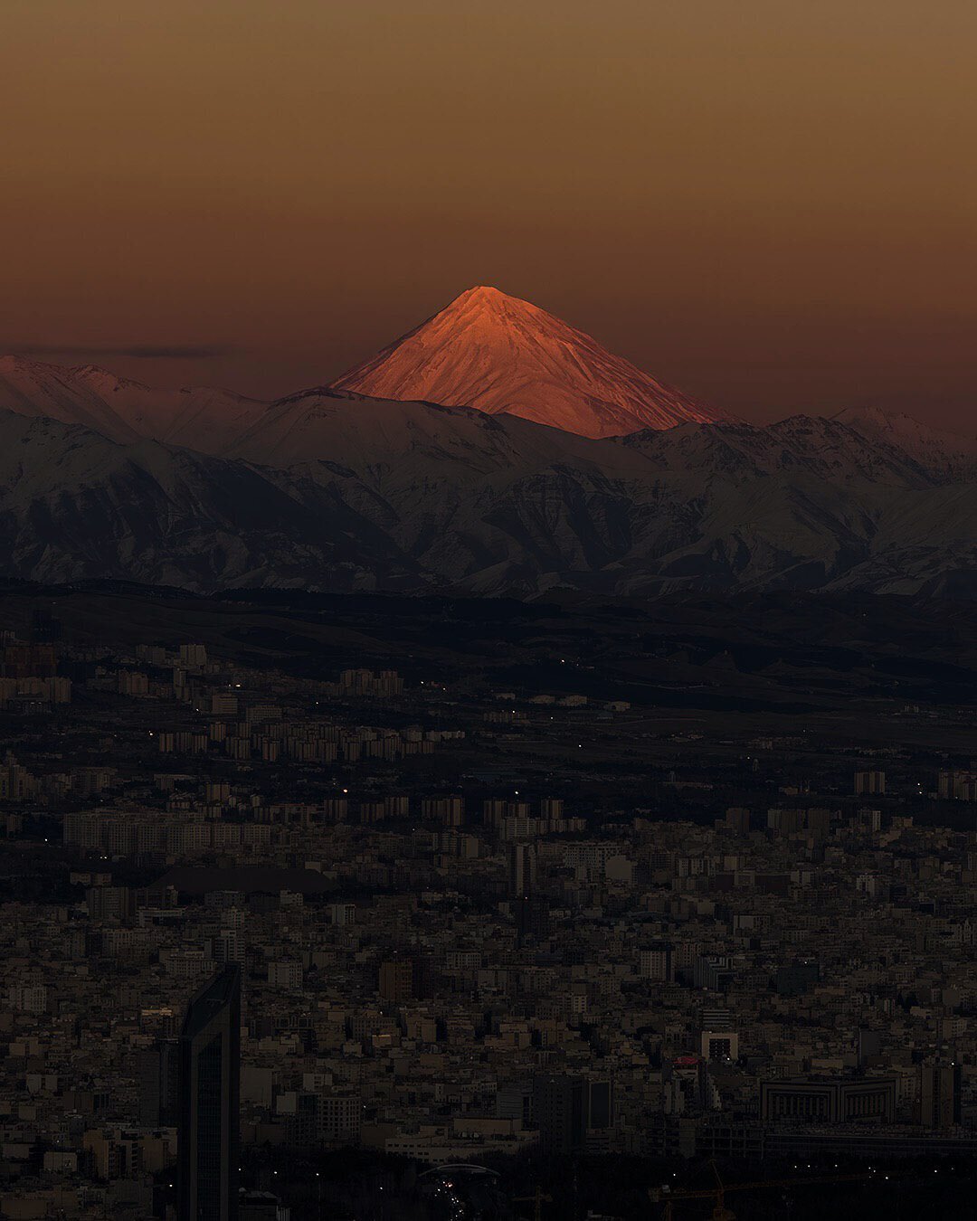 عکس/ آخرین پرتوهای غروب بر ﮐﻮه دماوند