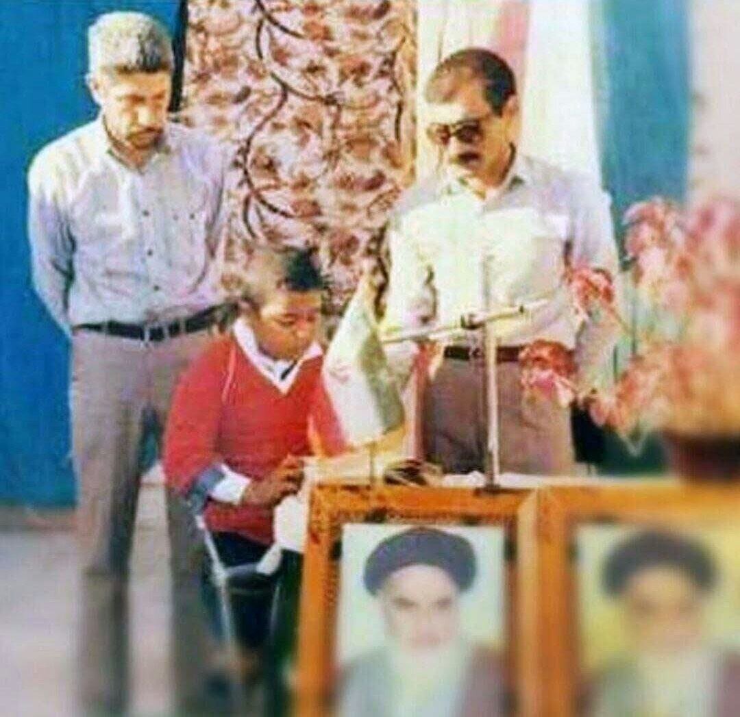 عکس/ رضا صادقی در دهه ۶۰ سر صف مدرسه در حال تلاوت قرآن عکس/ رضا صادقی در دهه ۶۰ سر صف مدرسه در حال تلاوت قرآن
