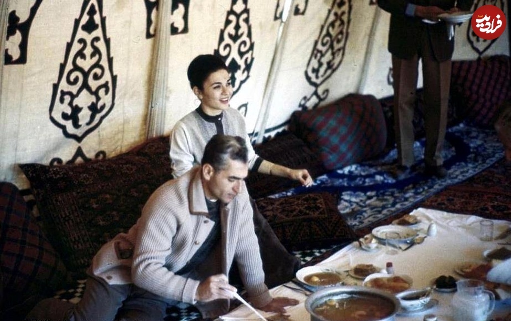 عکس/ محمدرضا پهلوی و فرح در حال آبگوشت خوردن در چادر عشایر