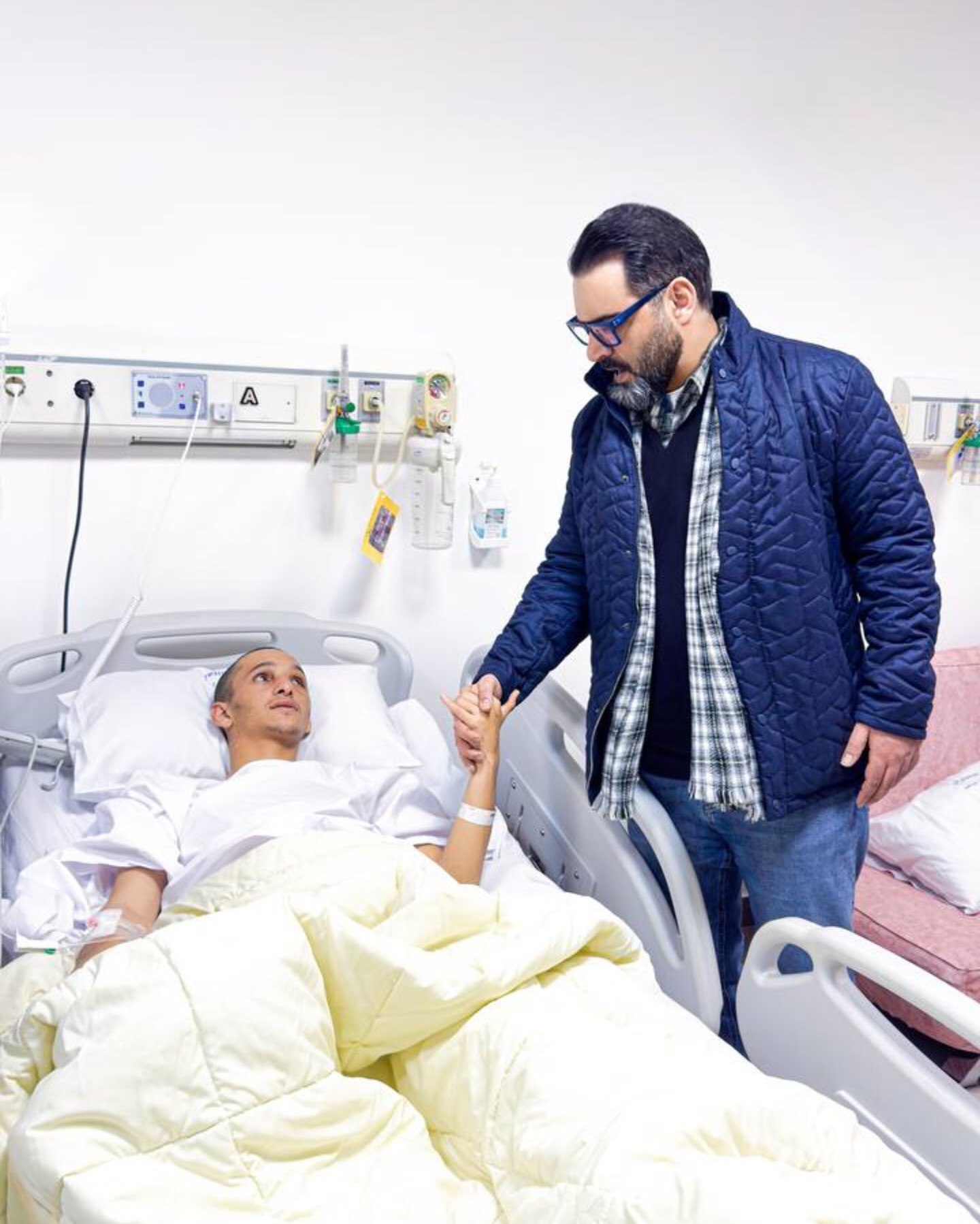 عکس/ احسان علیخانی و خواننده عصر جدید در بیمارستان