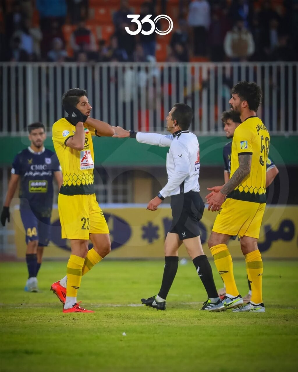 عکس/ درگیری در یزد برای یک شب به‌خیر؛ شادی ستاره NBA فوتبال ایران را به‌هم ریخت!