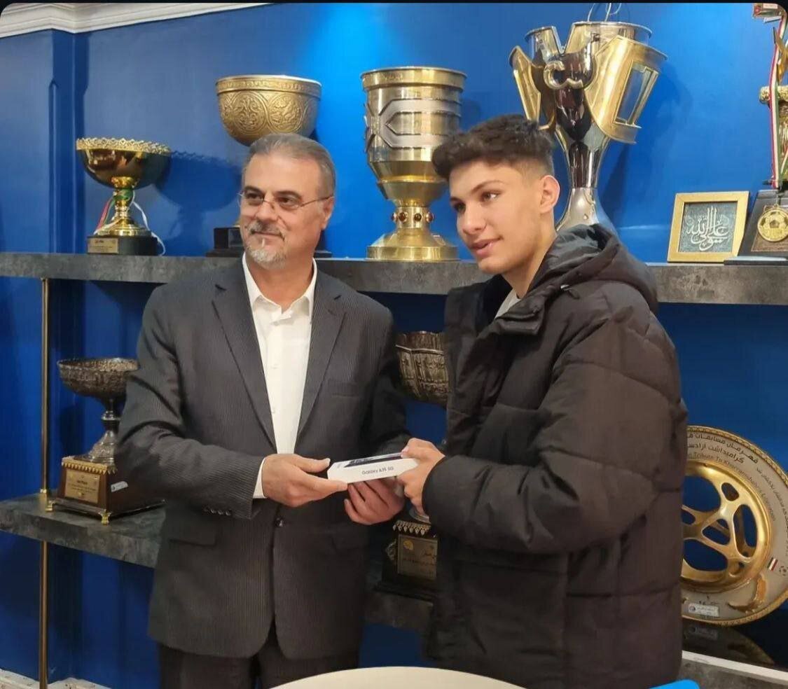 عکس/اقدام زیبای باشگاه استقلال برای یک هوادار