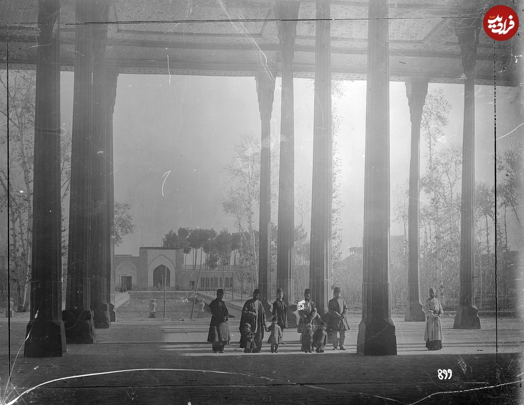 عکس یادگاری در «کاخ چهل‌ستون» اصفهان در دوران قاجار