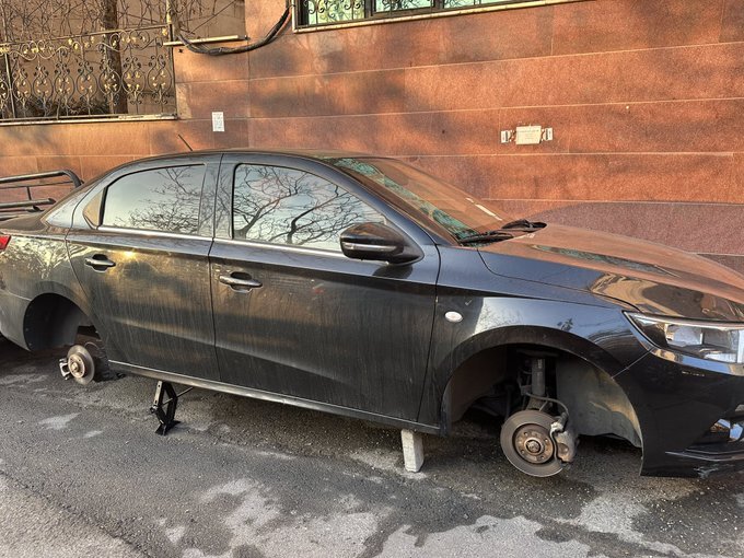 عکس/ سرقت هر چهار چرخ خودروی تارا در روز روشن!