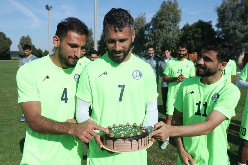 عکس/ جشن تولد حین تمرین؛ آقای گل استقلالیها غافلگیر شد عکس/ جشن تولد حین تمرین؛ آقای گل استقلالیها غافلگیر شد