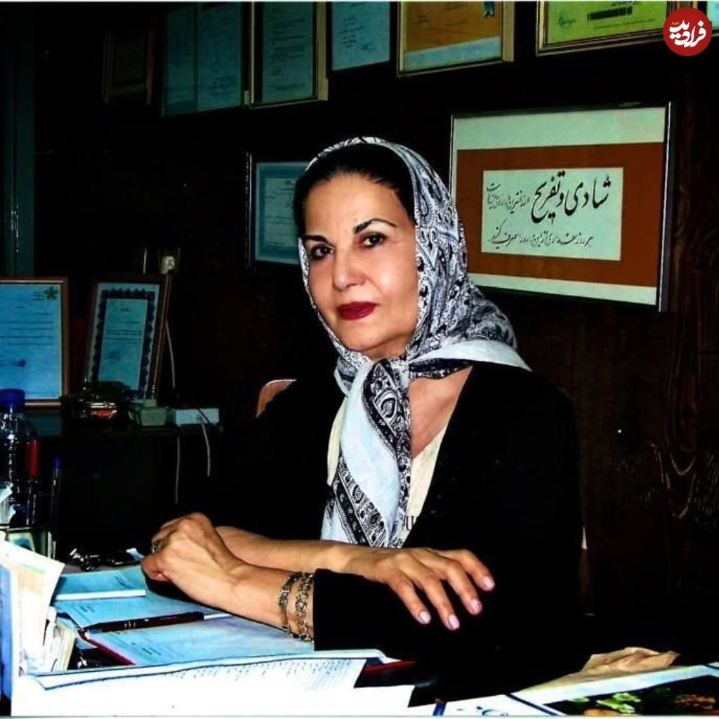 عکس/ قابی از تاریخ؛ «پوری بنایی در دفتر کارش»در دهه ۸۰ عکس/ قابی از تاریخ؛ «پوری بنایی در دفتر کارش»در دهه ۸۰