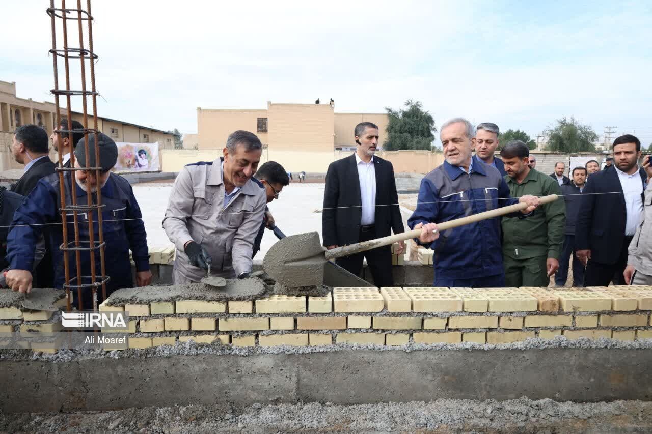 فیلم| رئیس جمهور آستین بالا زد؛ پزشکیان در حال کارگری در خوزستان